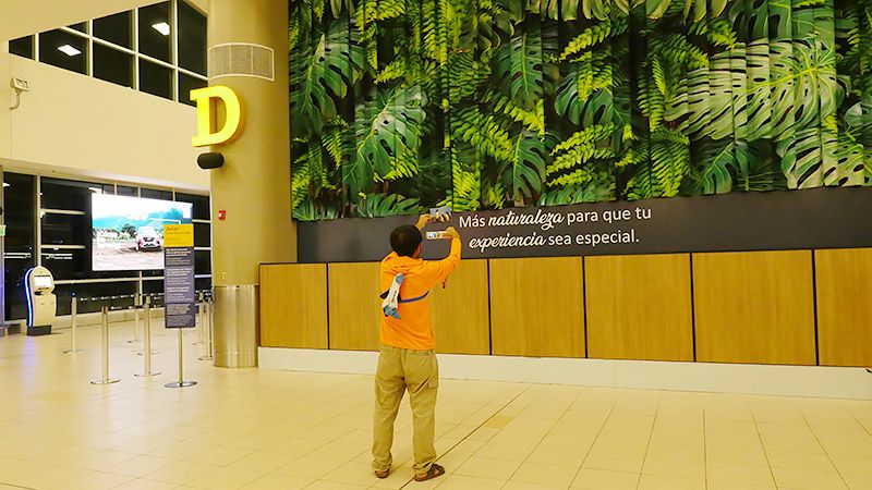 空港でポストカードを撮影している地主の後ろ姿