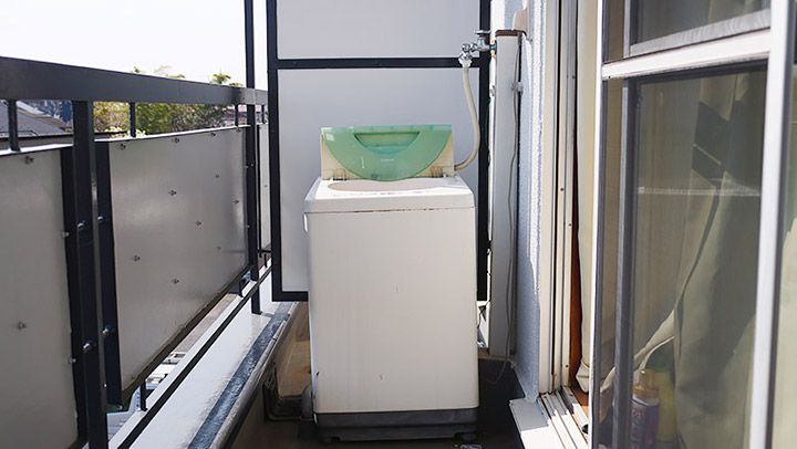 ベランダに置かれた洗濯機