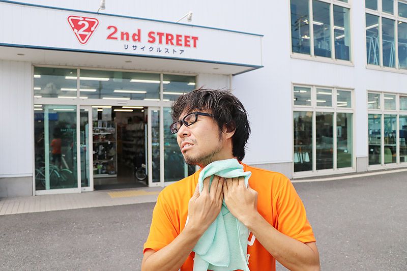 2nd Street三郷店の前で体を拭く地主恵亮