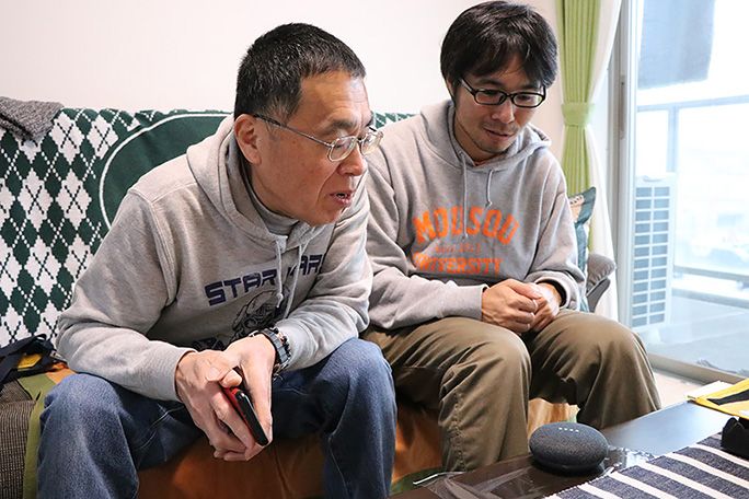 設定完了直後の Google Home Mini を覗き込む地主親子