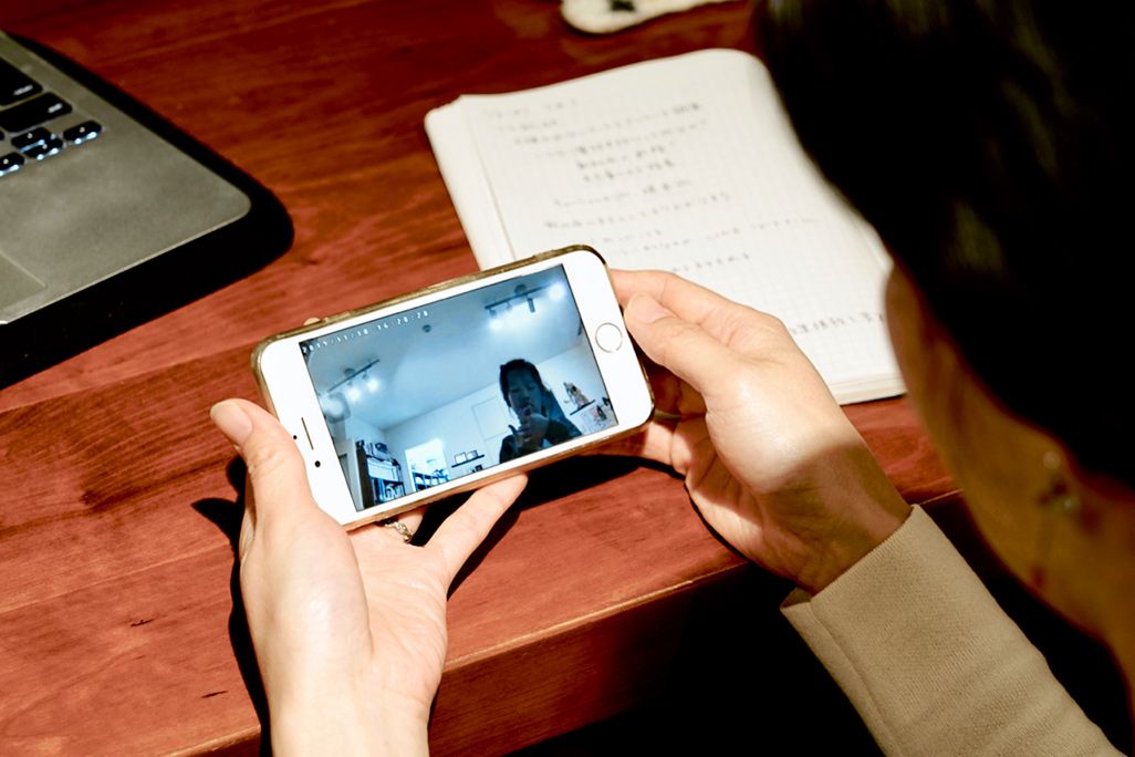 自宅に設置されたI-O DATAのネットワークカメラ「TS-WRLP」の映像を見る女性