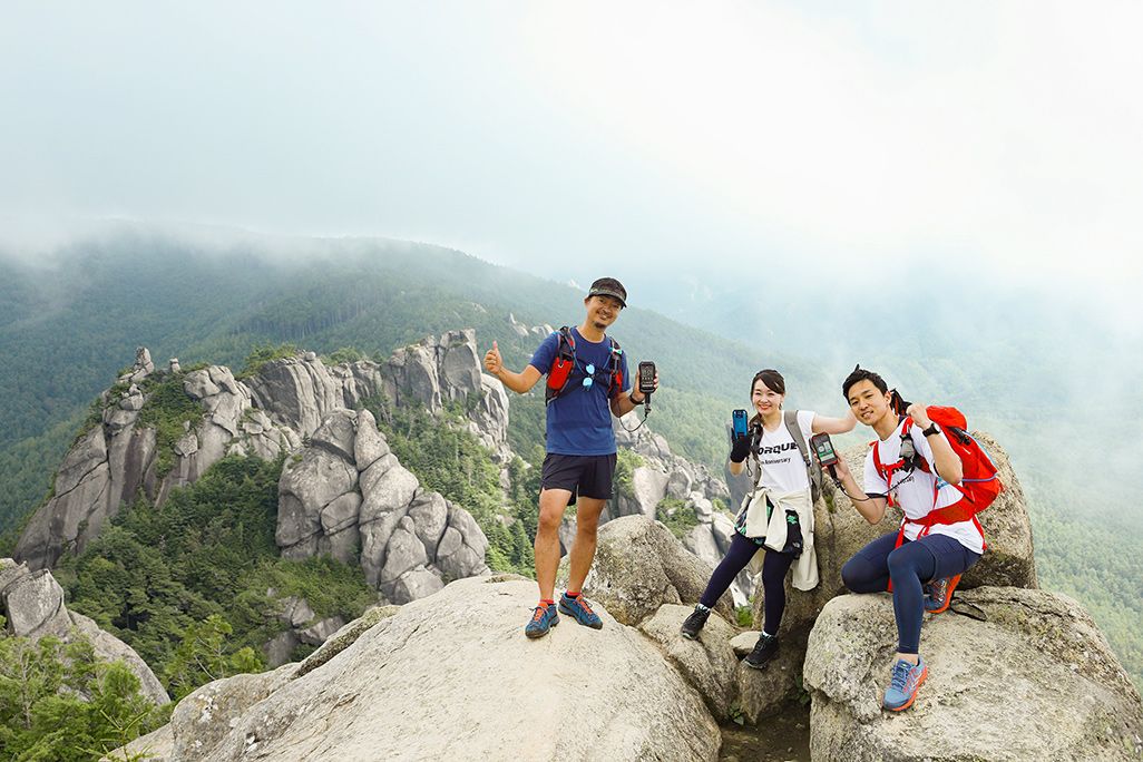 瑞牆山を登山するヤマップ板橋さん、京セラ古野さん、KDDI渡部