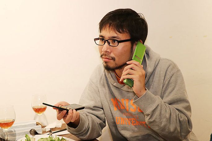 ガラホを使って合コンでモテるか検証する地主恵亮
