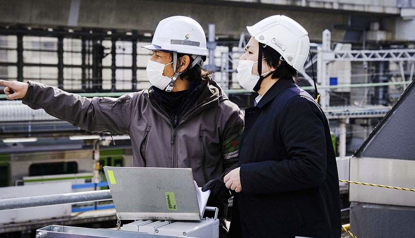 KDDI・auの5Gアンテナを工事している様子