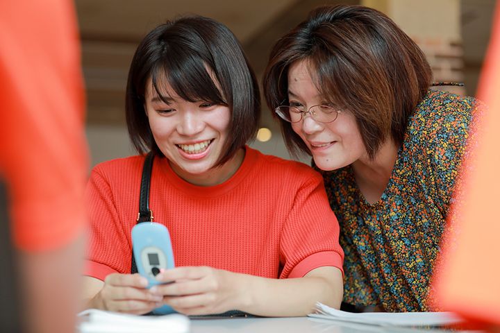 「おもいでケータイ再起動」で電源の入ったケータイに喜ぶ人たち