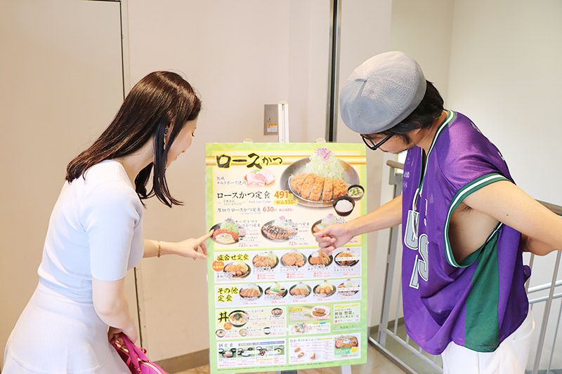 松乃家北小金店でメニューを選ぶ鶴あいかと地主恵亮