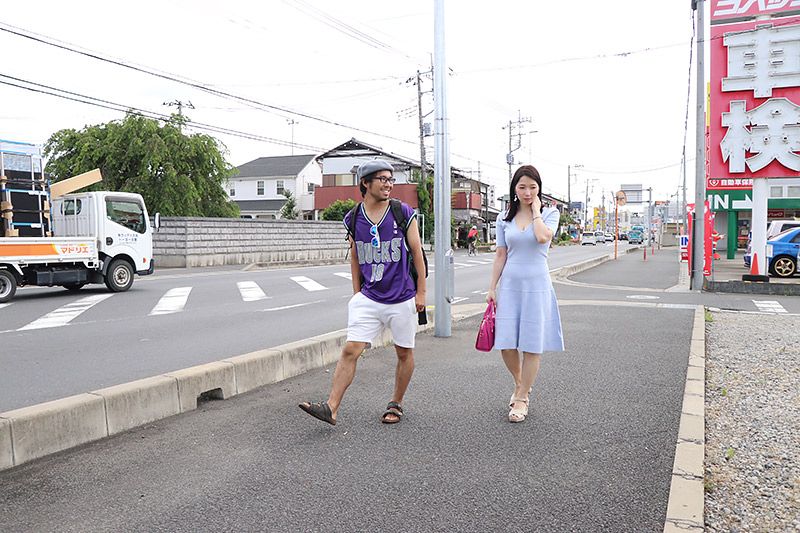 三郷を歩く鶴あいかと地主恵亮