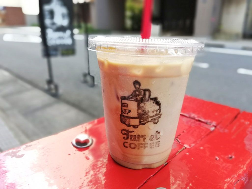 HUAWEI P20 liteで撮影したターレーの上にのったカフェオレ