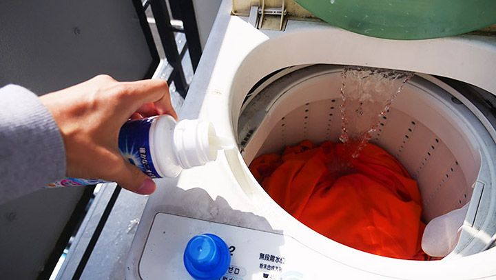 洗濯機に洗剤を入れる