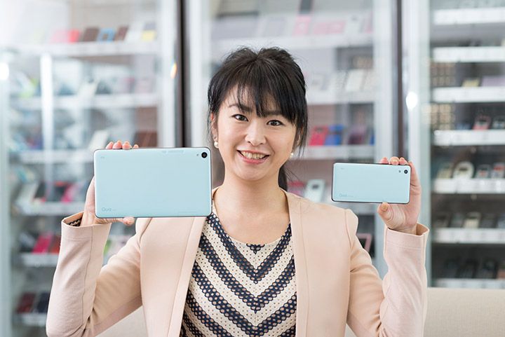 Qua tab QZ8について説明するauの広報担当の中村玲子