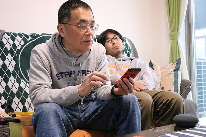 通話を終了する父とヒマそうな地主