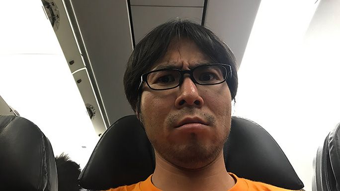 飛行機内での地主の顔アップ
