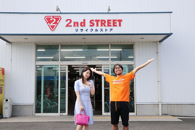 2nd Street三郷店の前に立つ鶴あいかと地主恵亮
