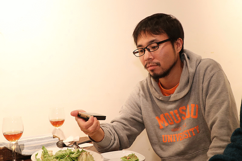 ガラホを使って合コンでモテるか検証する地主恵亮