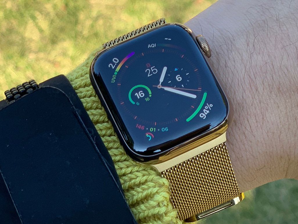 男性の手首に巻かれているゴールドのベルトのApple Watch Series 4
