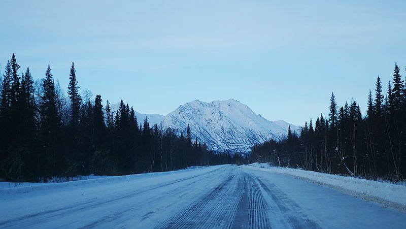 フェアバンクスに向かう広い雪道