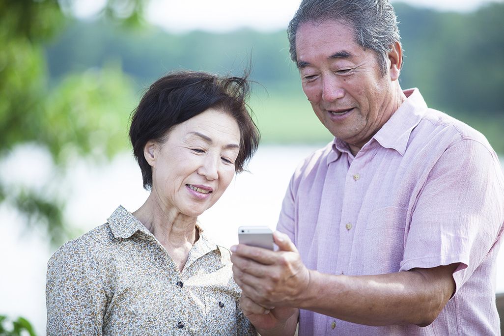 スマホを見るシニア夫婦