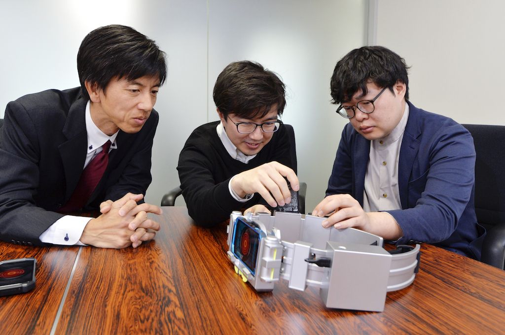 「特撮ヒーロー風TORQUE G04ベルト」の感想を語る京セラ担当者