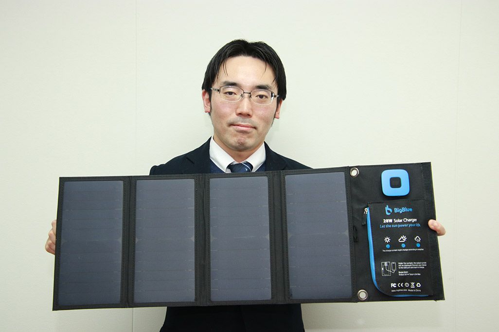 災害時に役立つ中型の折りたたみ式4面ソーラーパネル