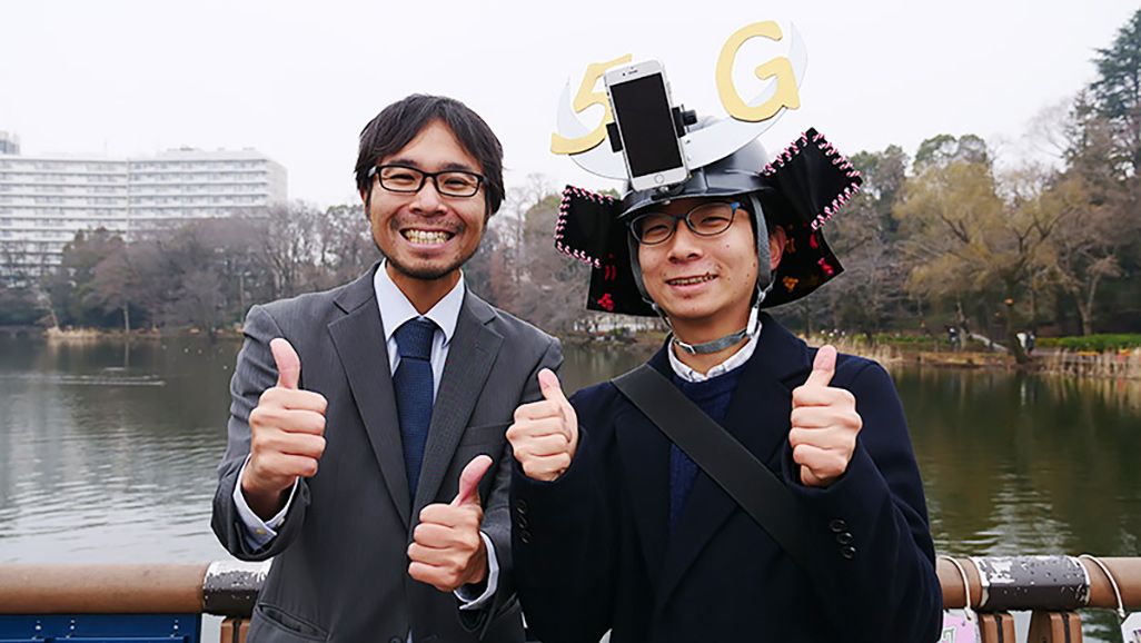 親指を立てて笑顔のAさんと地主