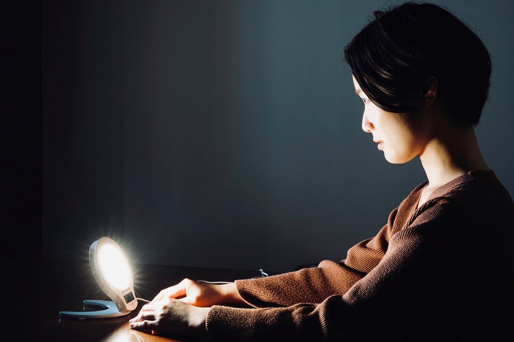 「inti4s」の光をあびている女性