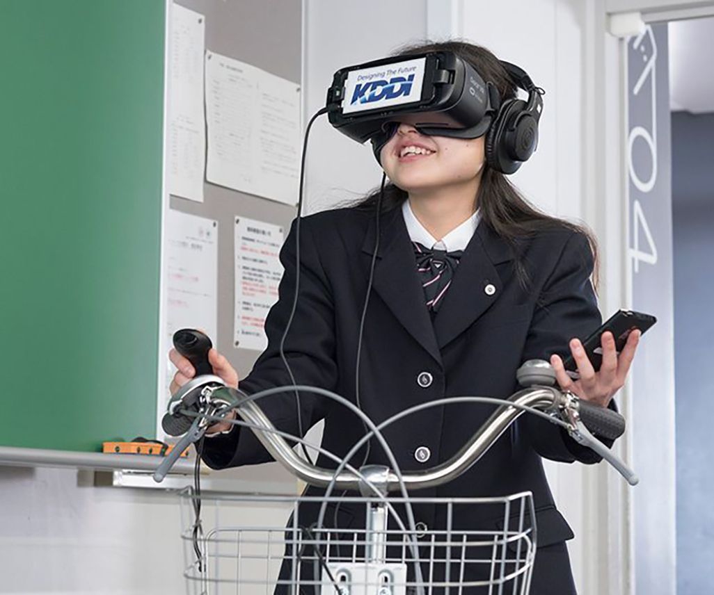 神奈川県鶴見大学附属高等学校で行われた「自転車ながらスマホを防ぐVR授業キット」を利用した授業