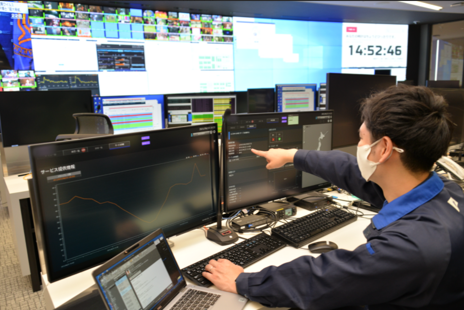 通信設備での作業風景