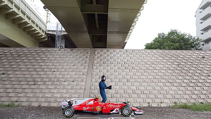 F1ドライバーになりきるライターの地主