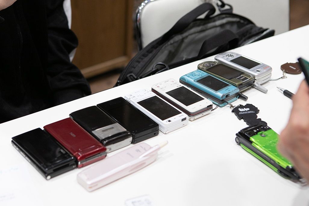 「おもいでケータイ再起動」でガラケーが復活し喜ぶ家族
