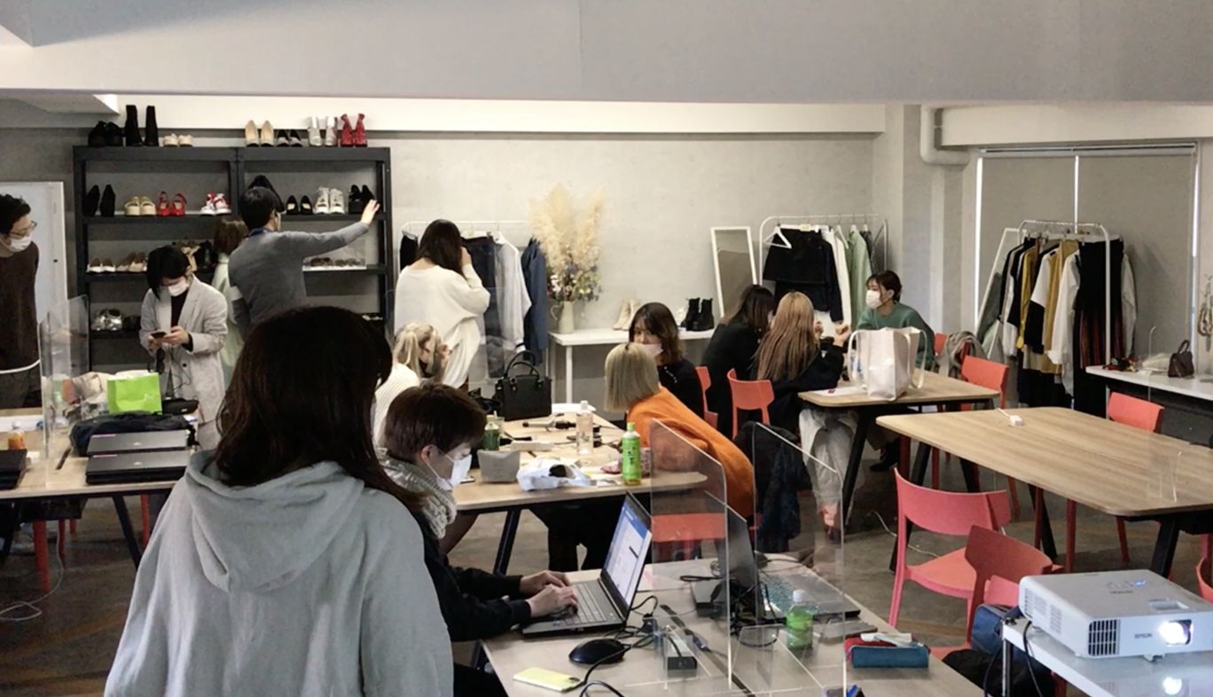 KDDIがファッション専攻の学生がデザインした衣装の3DCGモデルをデジタル展示する「XR Fashion Exhibition」においてベルエポック美容専門学校で実施したワークショップ(2022年1月)