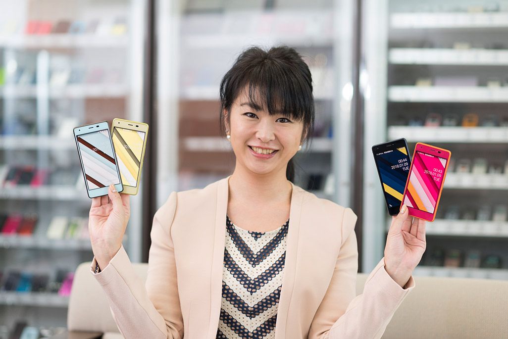 Qua phone QZを持つau候補担当の中村玲子