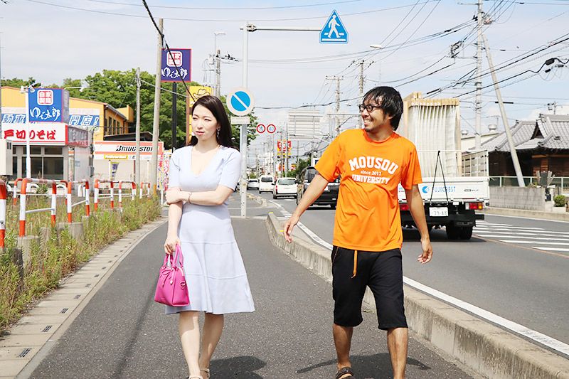 三郷を歩く鶴あいかと、川に落ちてズブ濡れの地主恵亮