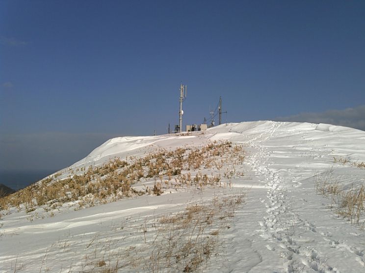 礼文島の雪深い山頂に位置する基地局