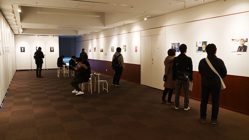2日目の写真展でお客さんがにぎわっている様子