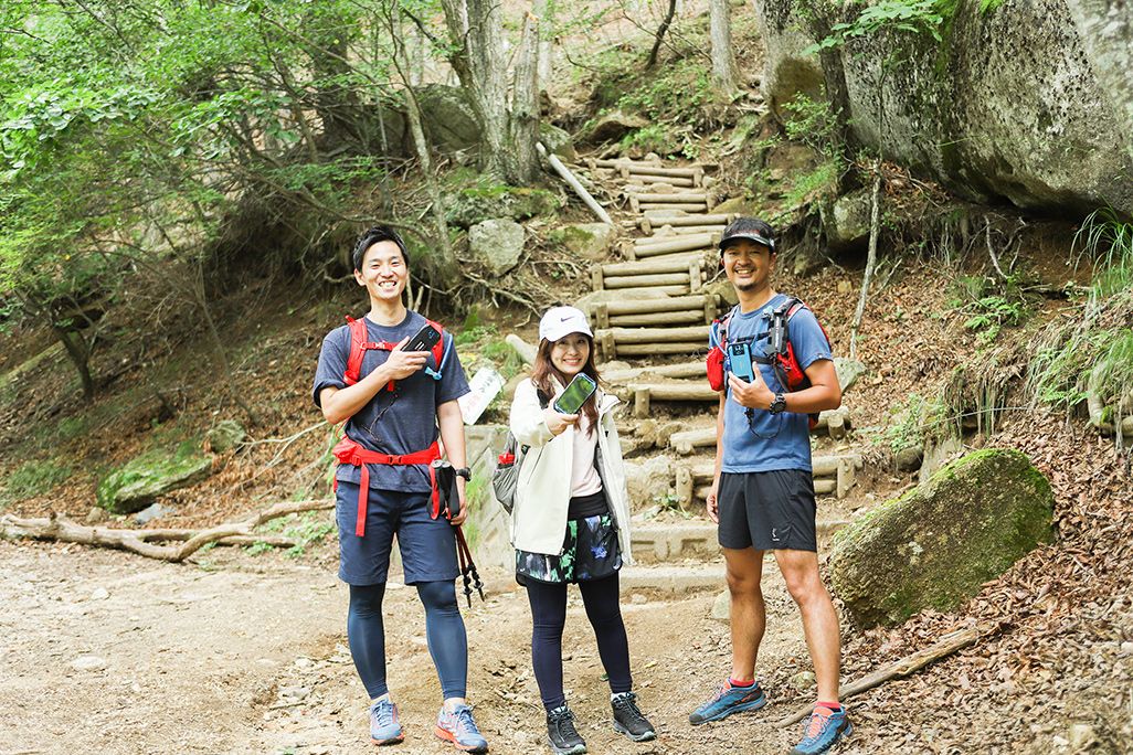 瑞牆山登山口にて、ヤマップ板橋真さん、京セラ古野秀一さん、KDDI渡部麻美