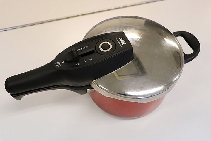 テーブルに置かれたSilitの赤い圧力鍋