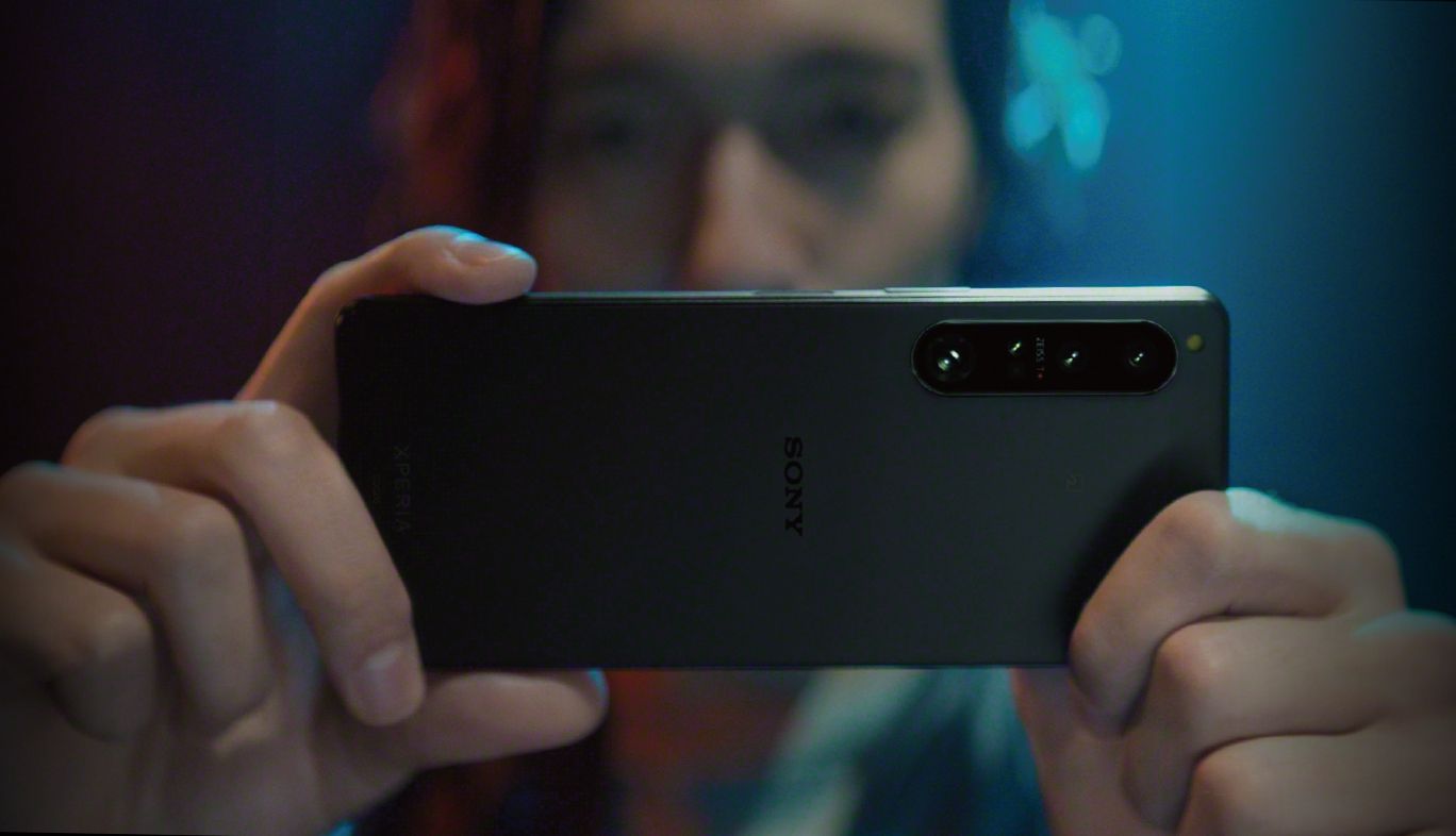 Xperia 1 IV でカメラ撮影する人