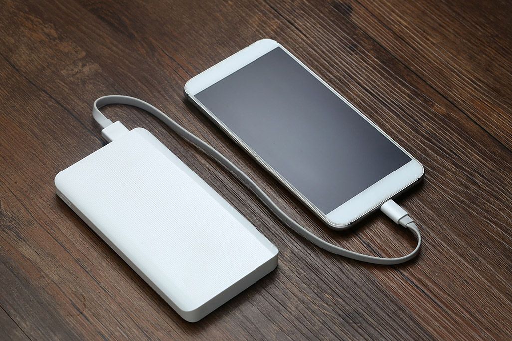 モバイルバッテリーで充電しているスマホ