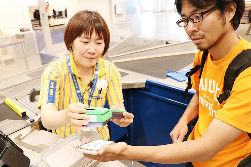IKEA新三郷のレジでau PAYで支払いをする地主恵亮