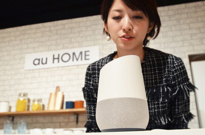 アイランドキッチンでGoogle Homeに話しかけるHiNT! レポーター