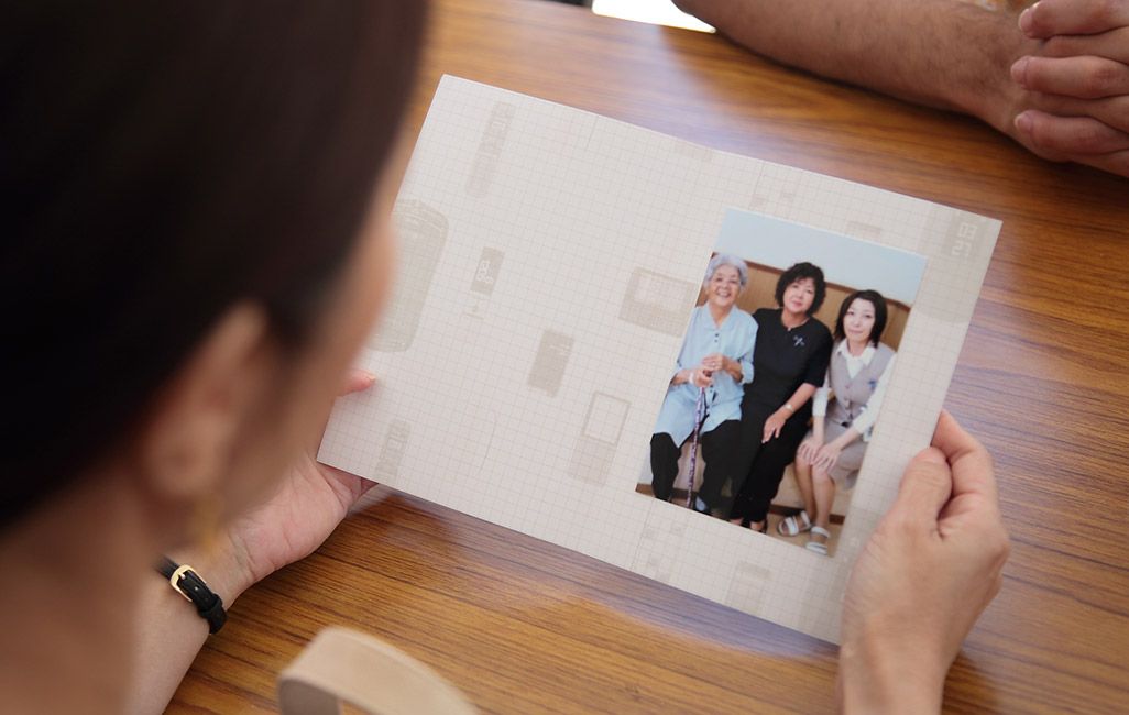 auおもいでケータイ再起動でプリントされたお母さんとおばあさんと女性の写真