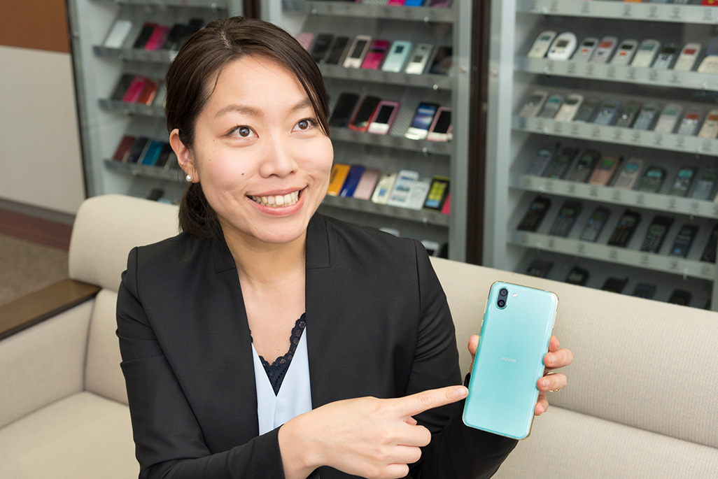 AQUOS R2を手にするKDDI広報担当