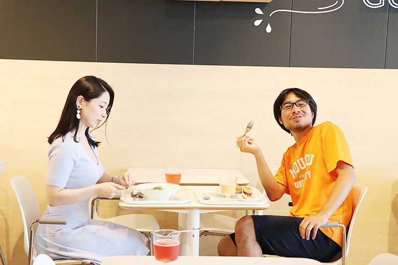 新三郷にあるイケアのレストランで食事をする鶴あいかと地主恵亮