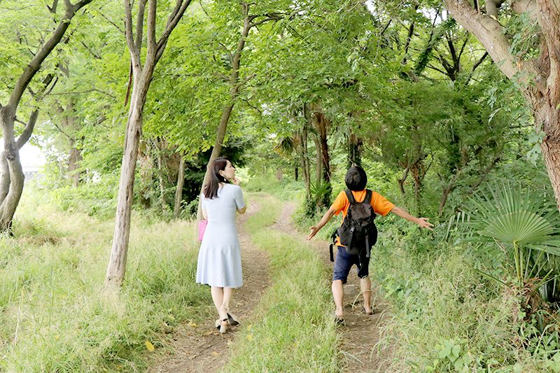 中川の土手を歩く鶴あいかと地主恵亮