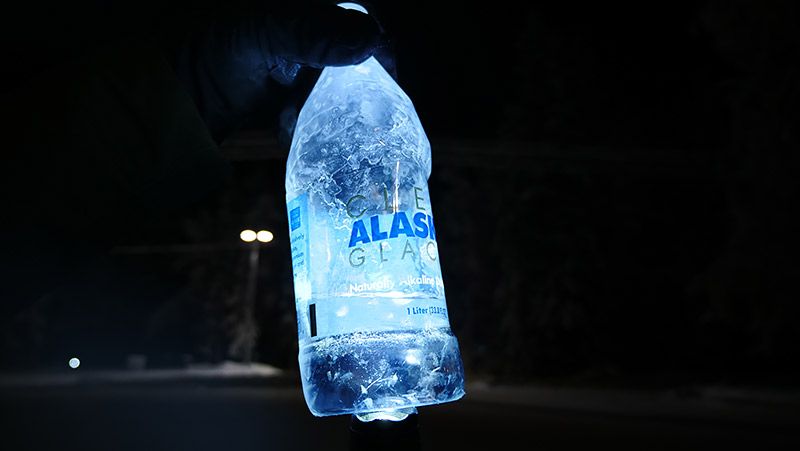 水だったペットボトルが凍っている様子