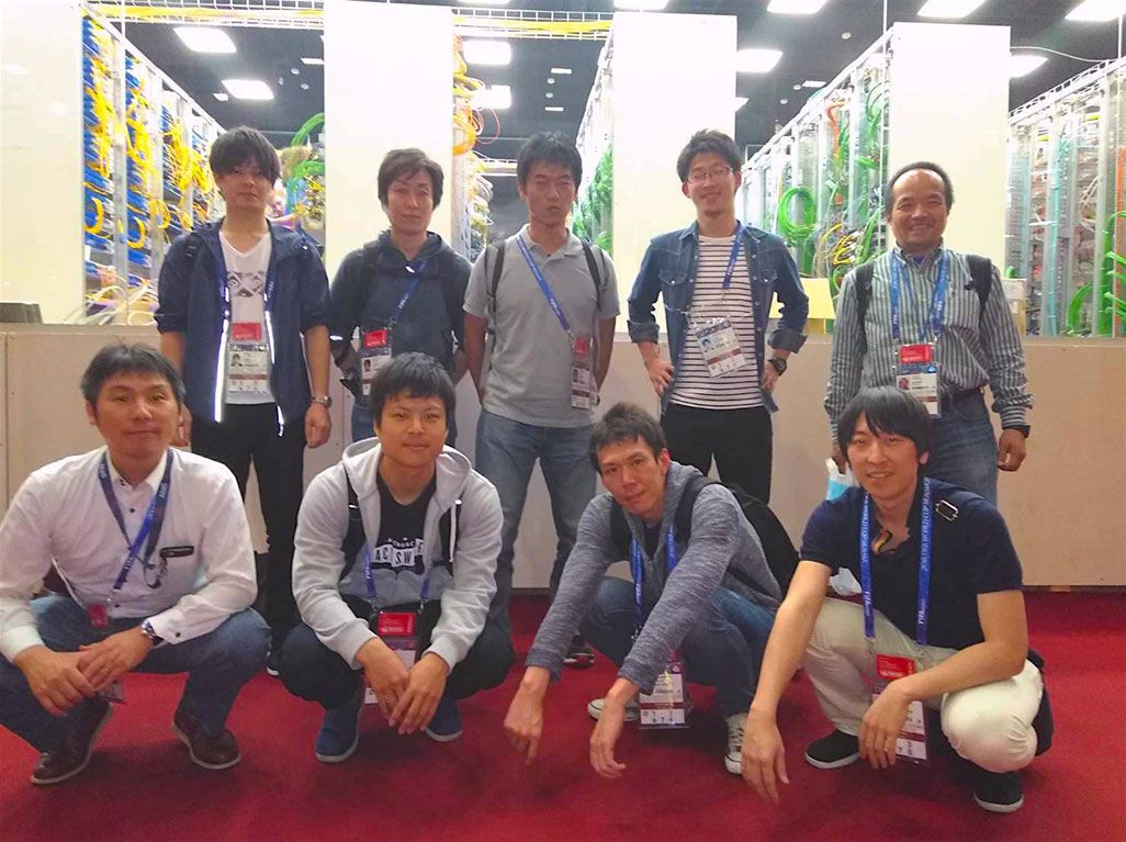 モスクワの「IBC」のKDDIルームの前で勢ぞろいしたKDDI中継メンバー