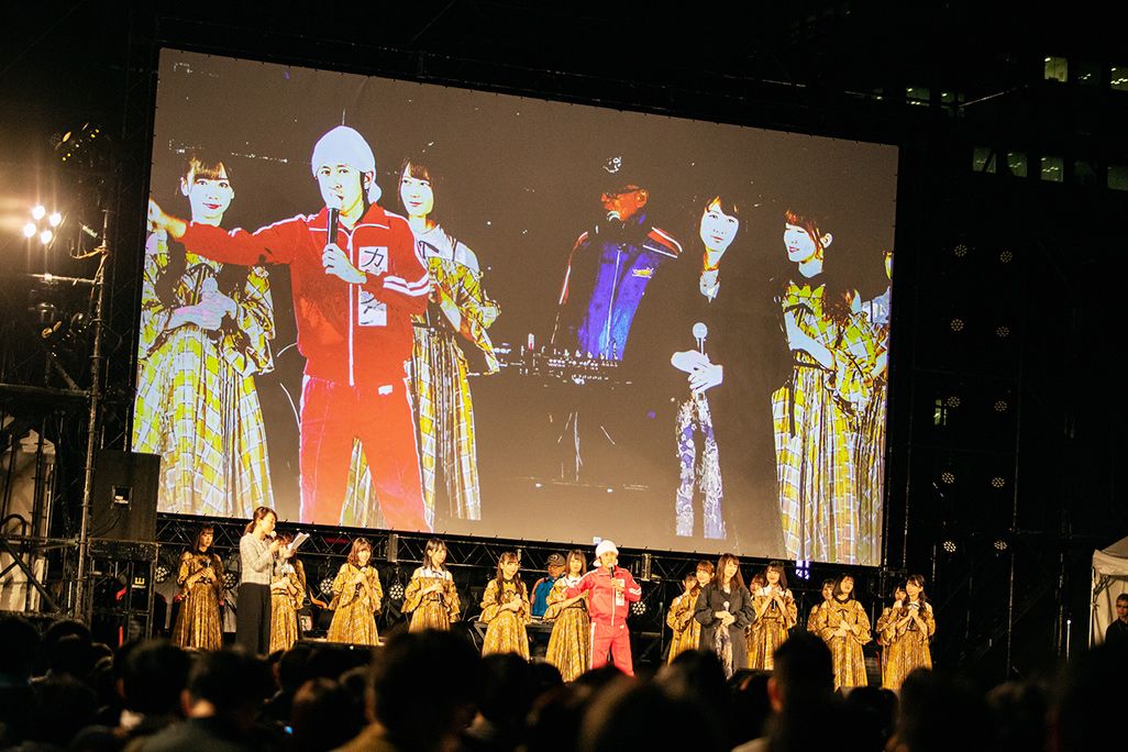 「DTRC2019」のステージでの日向坂46とカジサック