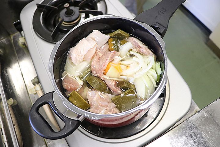 Silitの赤い圧力鍋にカレーを作るためのすべての材料が投入された