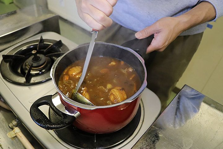 完成し、湯気が立ちのぼるカレー