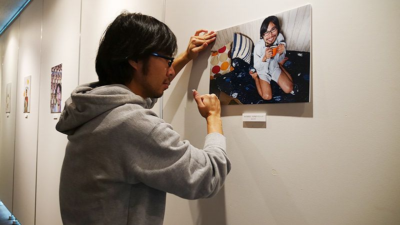 写真パネルを張り付けて展示している地主
